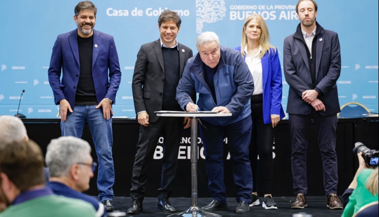 Alessandro junto a Kicillof en la firma del Fondo de Fortalecimiento Fiscal