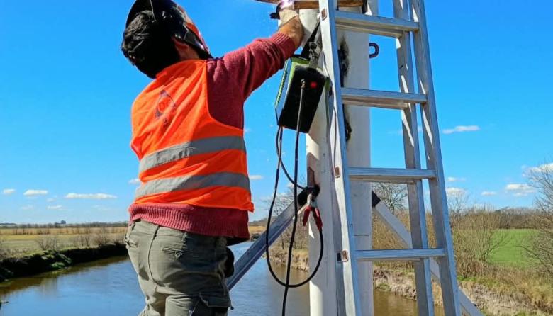 Avanzan en la colocación del segundo limnígrafo en el puente de Hunter