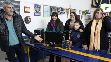 La Peña de Boca "Roberto Mouzo" hizo entrega de una computadora al Jardín Maternal de Salto