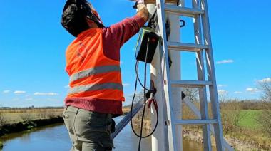 Avanzan en la colocación del segundo limnígrafo en el puente de Hunter