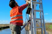 Avanzan en la colocación del segundo limnígrafo en el puente de Hunter